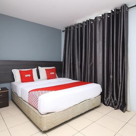 Oyo 90136 Jumbo Inn Kuching Kültér fotó