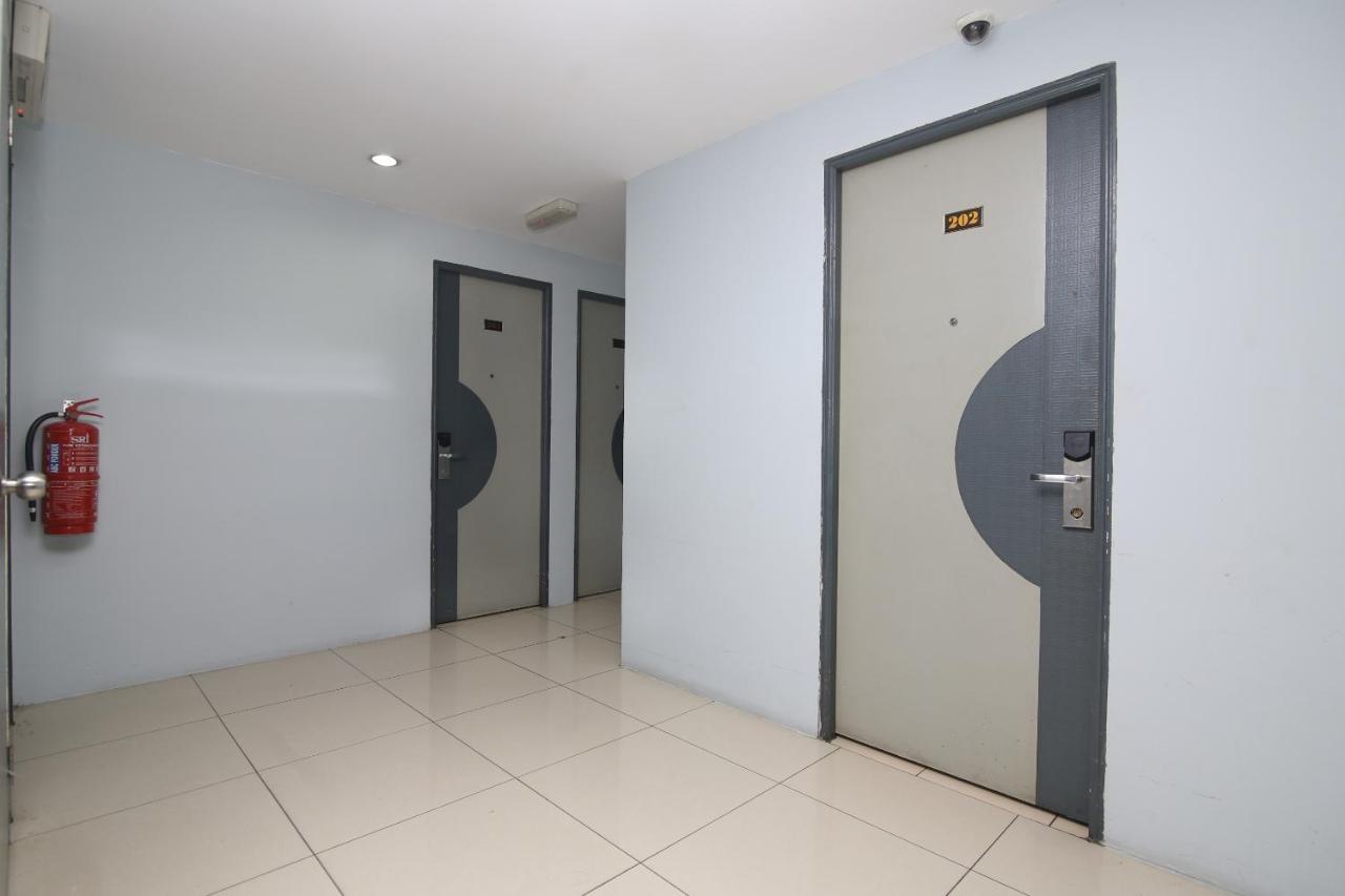 Oyo 90136 Jumbo Inn Kuching Kültér fotó