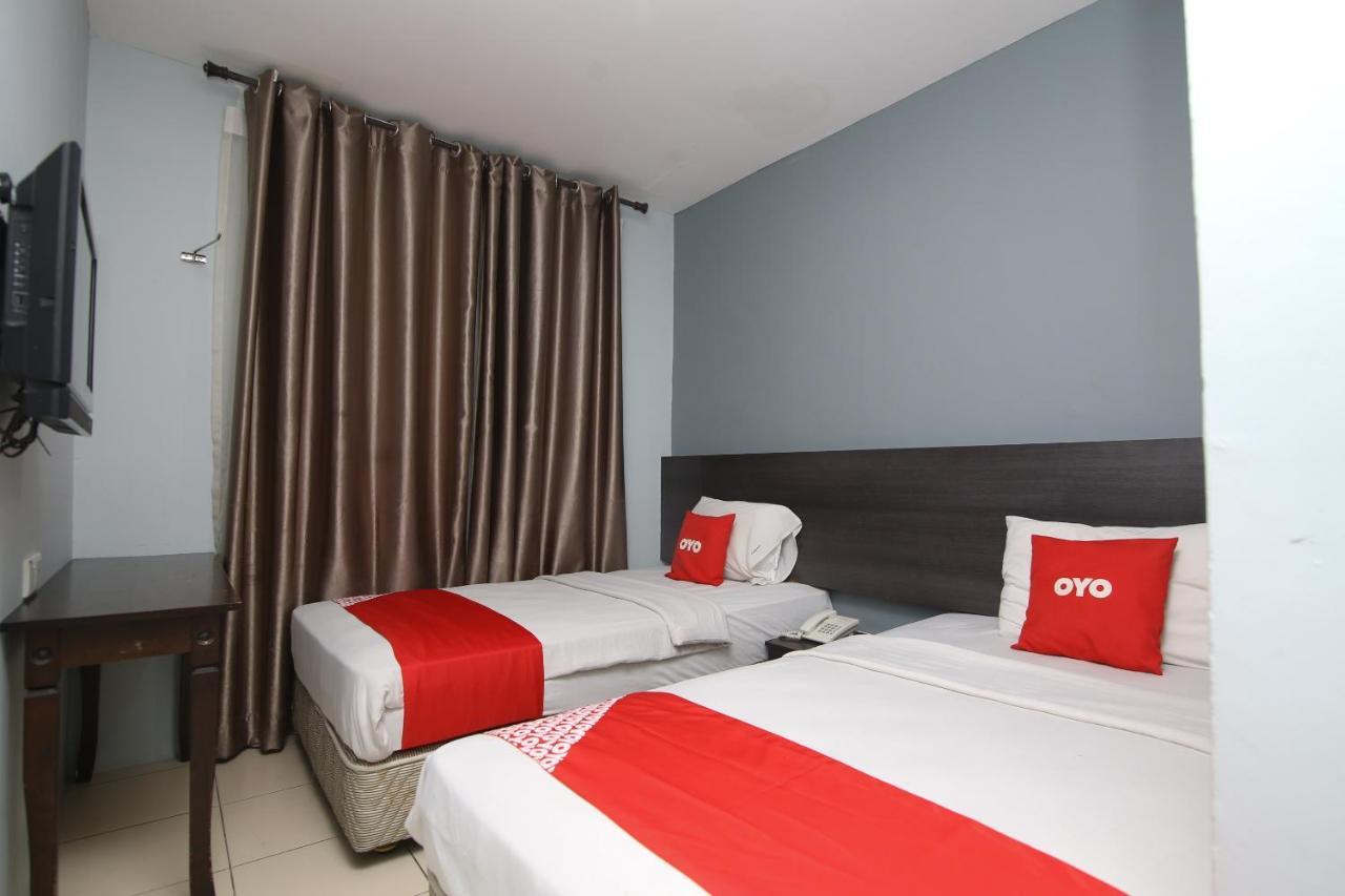 Oyo 90136 Jumbo Inn Kuching Kültér fotó