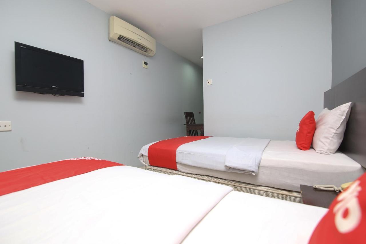 Oyo 90136 Jumbo Inn Kuching Kültér fotó