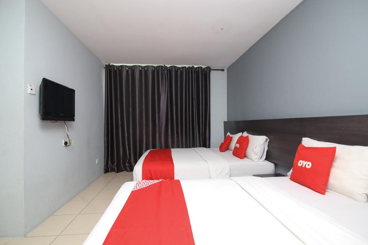 Oyo 90136 Jumbo Inn Kuching Kültér fotó