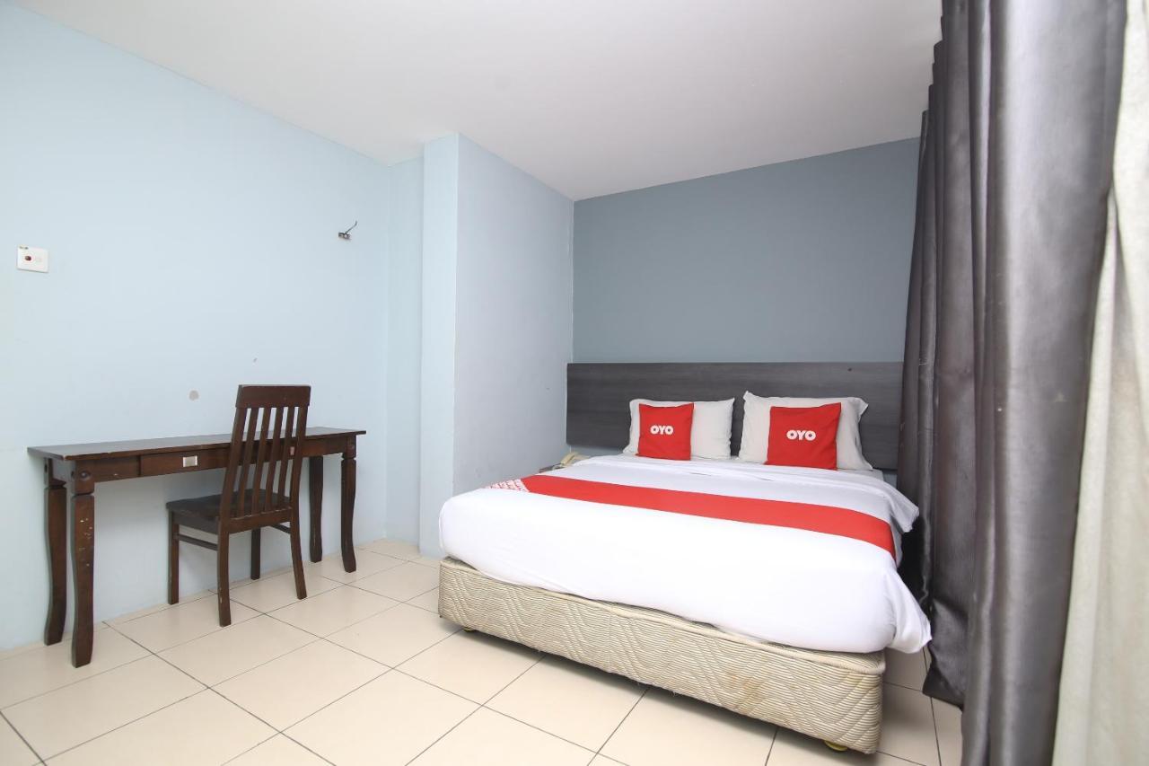Oyo 90136 Jumbo Inn Kuching Kültér fotó