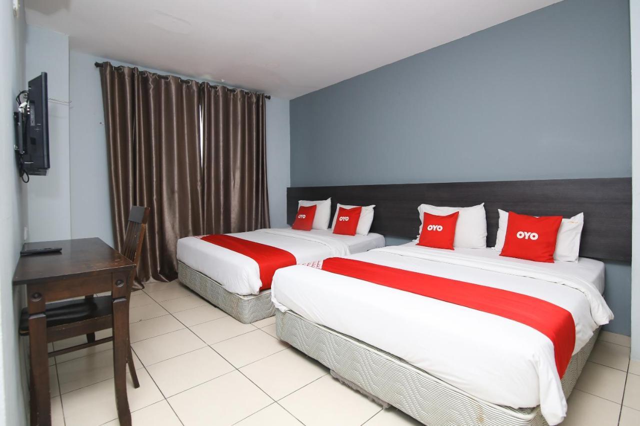 Oyo 90136 Jumbo Inn Kuching Kültér fotó