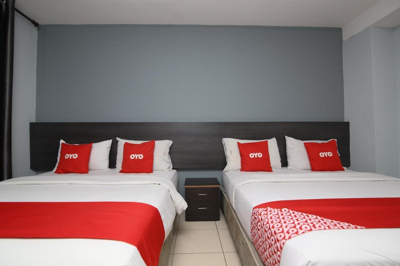 Oyo 90136 Jumbo Inn Kuching Kültér fotó