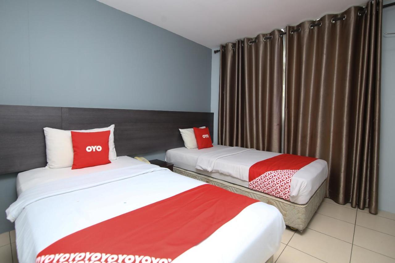 Oyo 90136 Jumbo Inn Kuching Kültér fotó