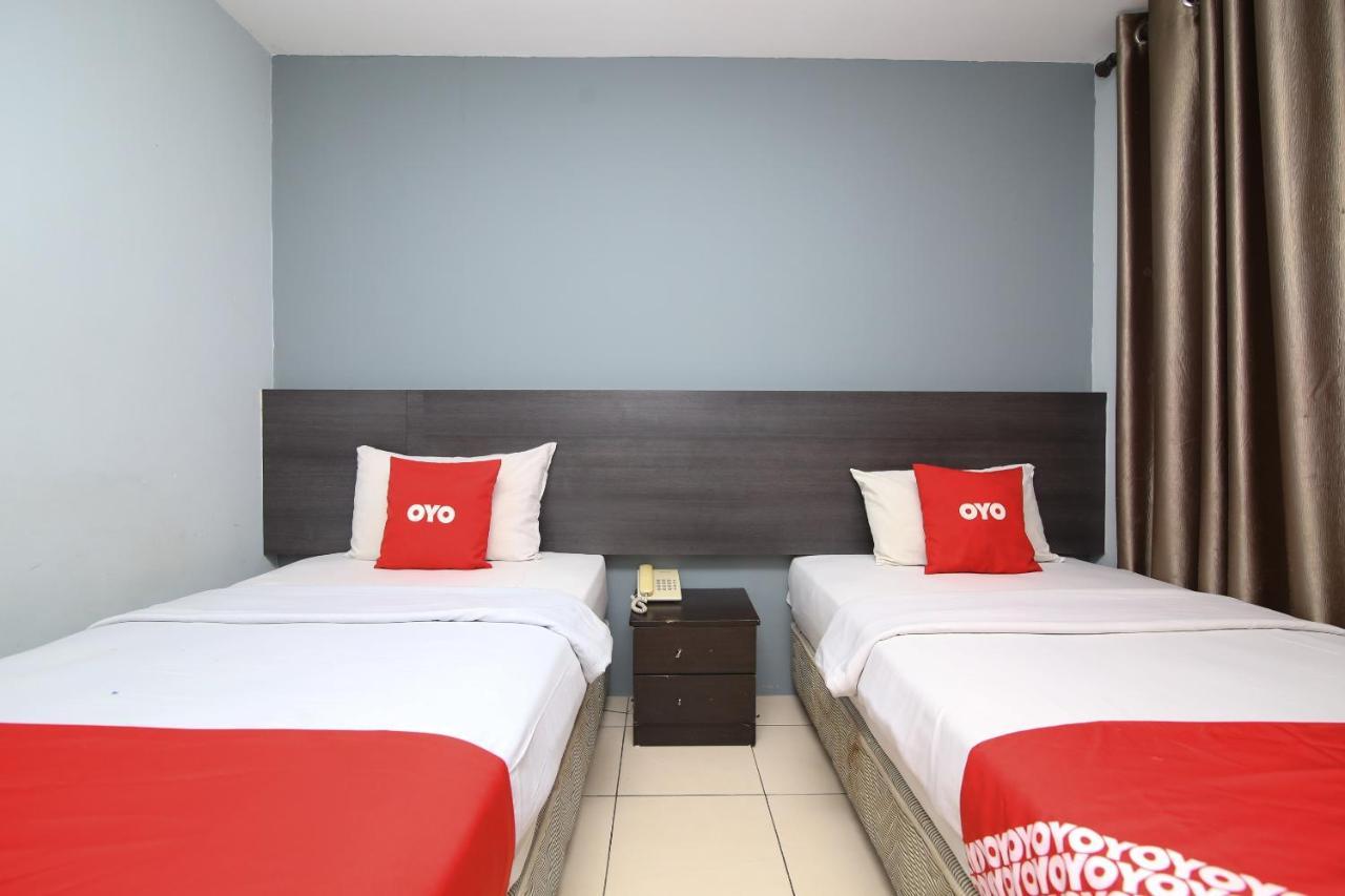 Oyo 90136 Jumbo Inn Kuching Kültér fotó