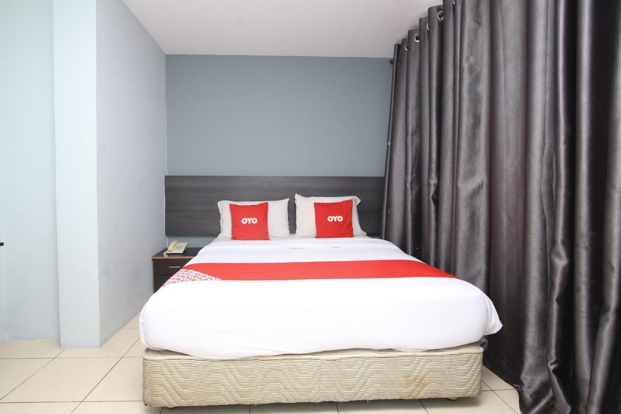 Oyo 90136 Jumbo Inn Kuching Kültér fotó