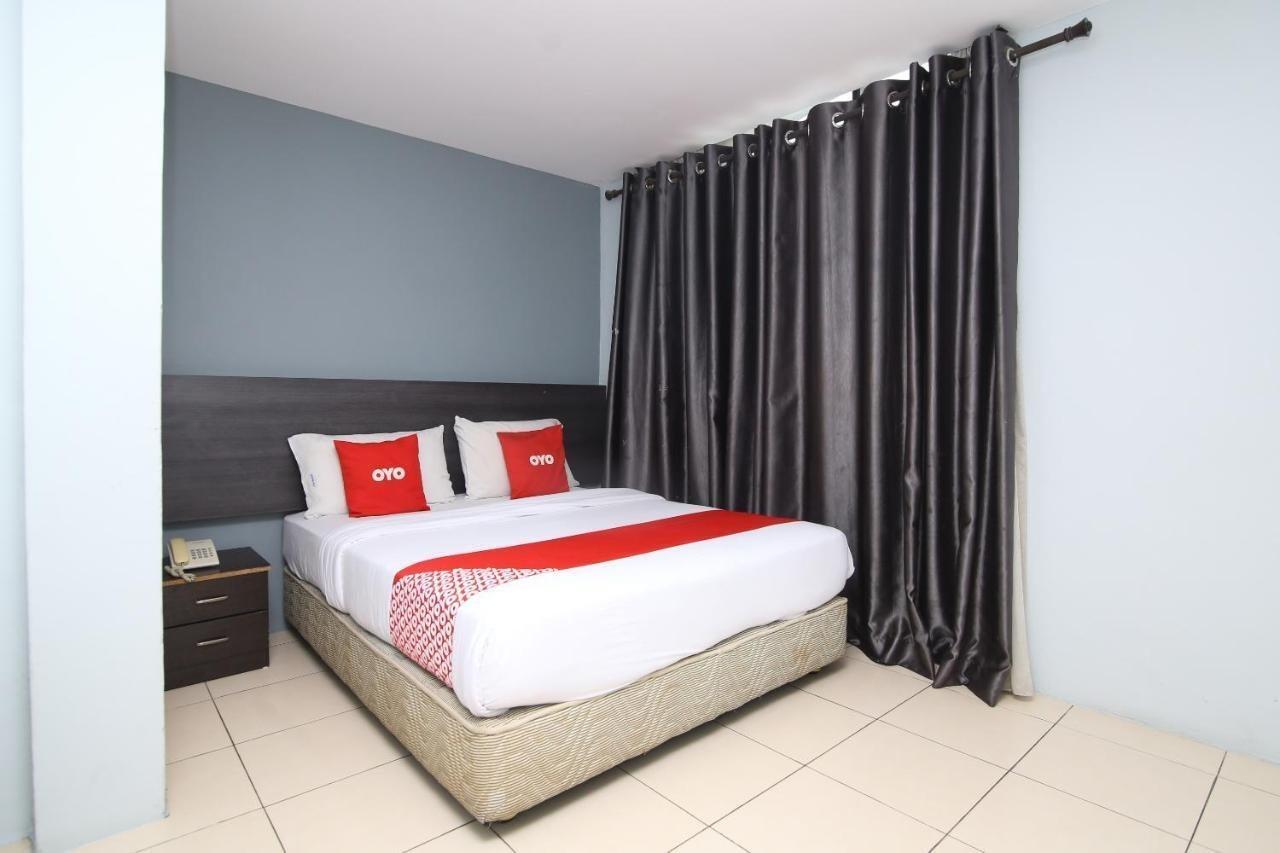 Oyo 90136 Jumbo Inn Kuching Kültér fotó