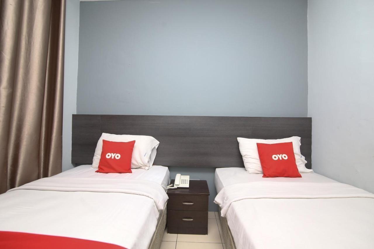 Oyo 90136 Jumbo Inn Kuching Kültér fotó